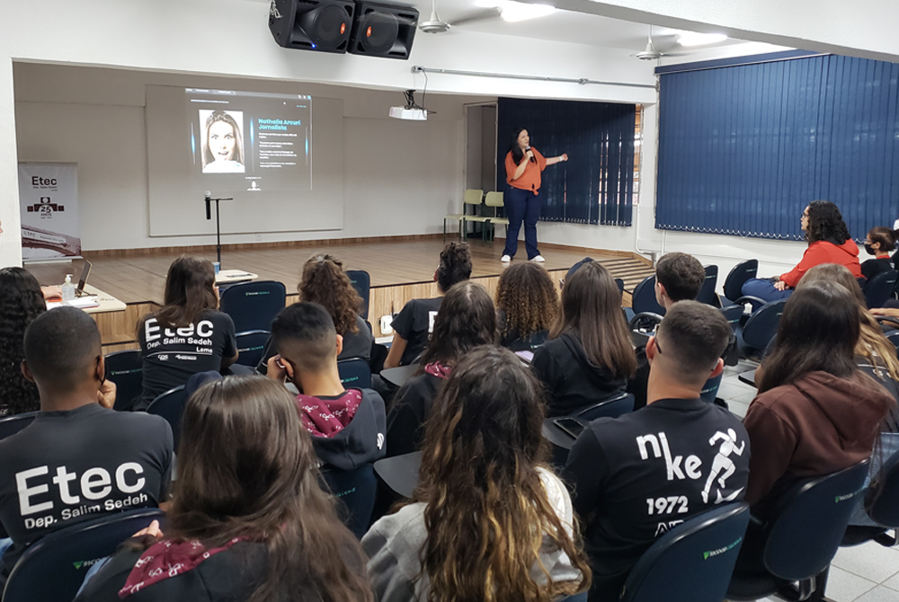 Idealizadora do Planejador Digital fala sobre empreendedorismo com alunos da ETEC Dep. Salim Sedeh em Leme, interior de São Paulo
